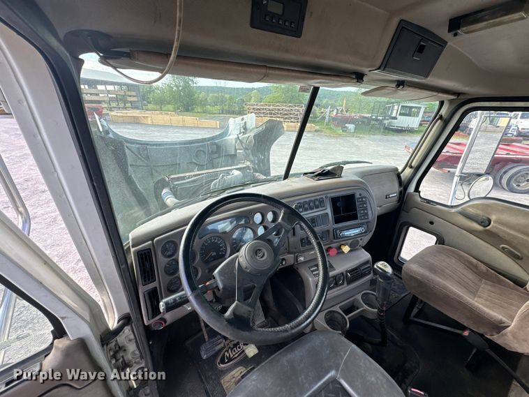 image for item ND9280 2006 Mack CHN613 semi truck