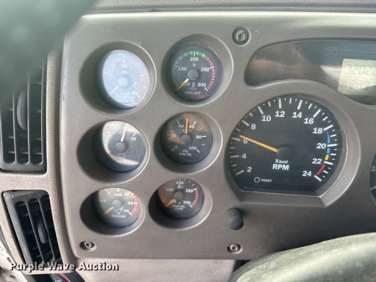 image for item ND9280 2006 Mack CHN613 semi truck