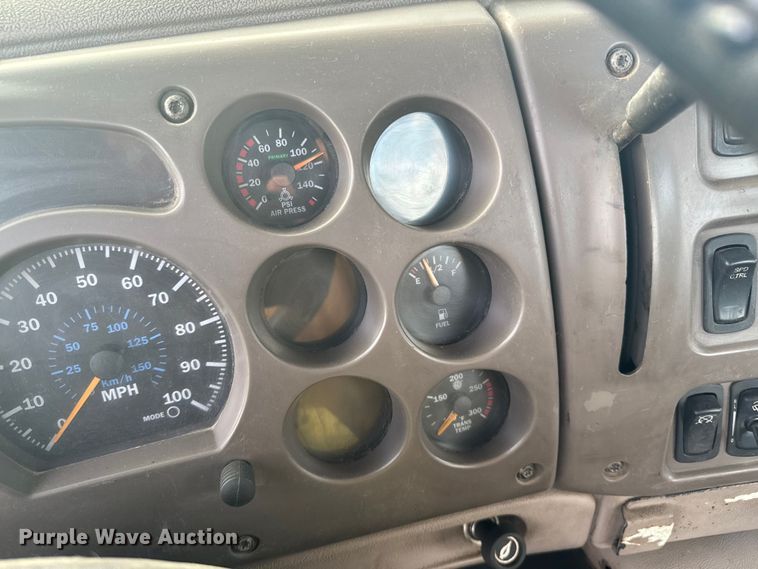 image for item ND9280 2006 Mack CHN613 semi truck