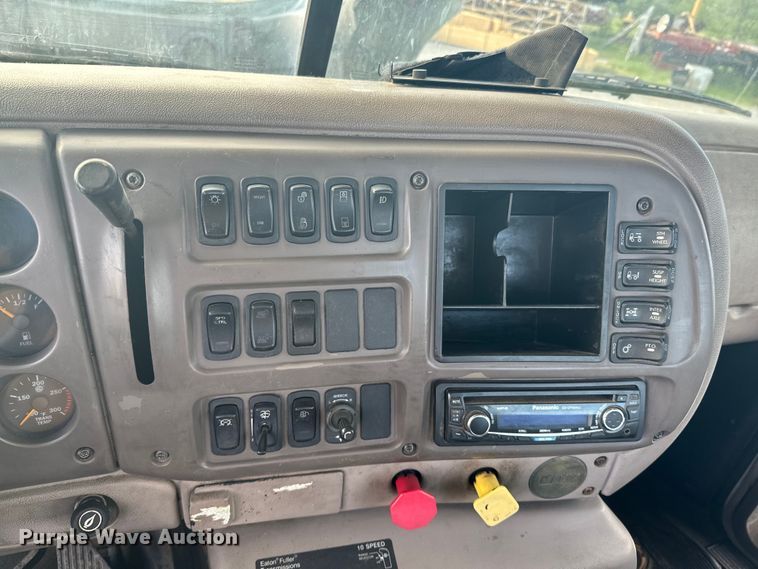 image for item ND9280 2006 Mack CHN613 semi truck