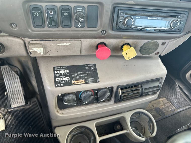 image for item ND9280 2006 Mack CHN613 semi truck