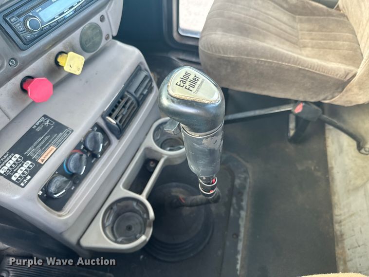 image for item ND9280 2006 Mack CHN613 semi truck