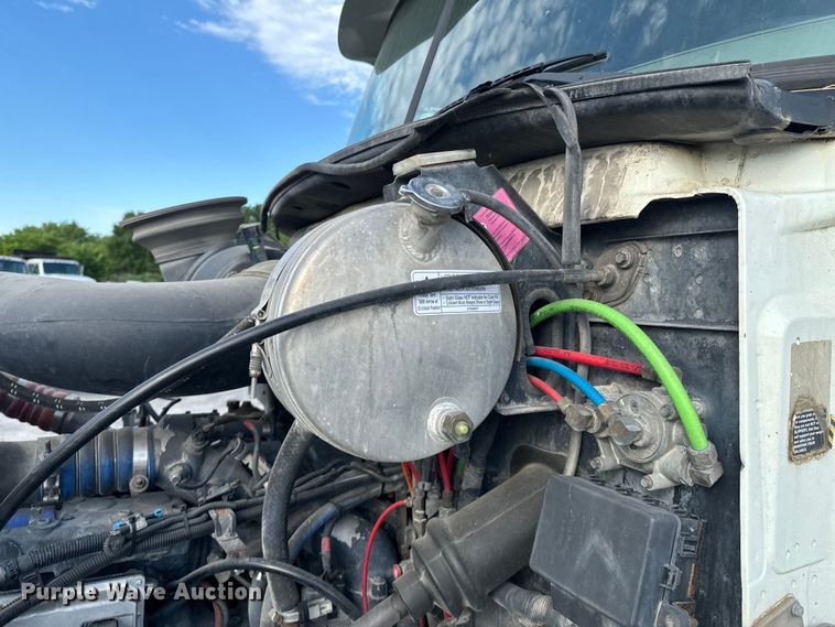 image for item ND9280 2006 Mack CHN613 semi truck