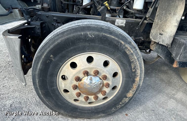 image for item ND9280 2006 Mack CHN613 semi truck