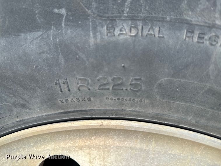 image for item ND9280 2006 Mack CHN613 semi truck