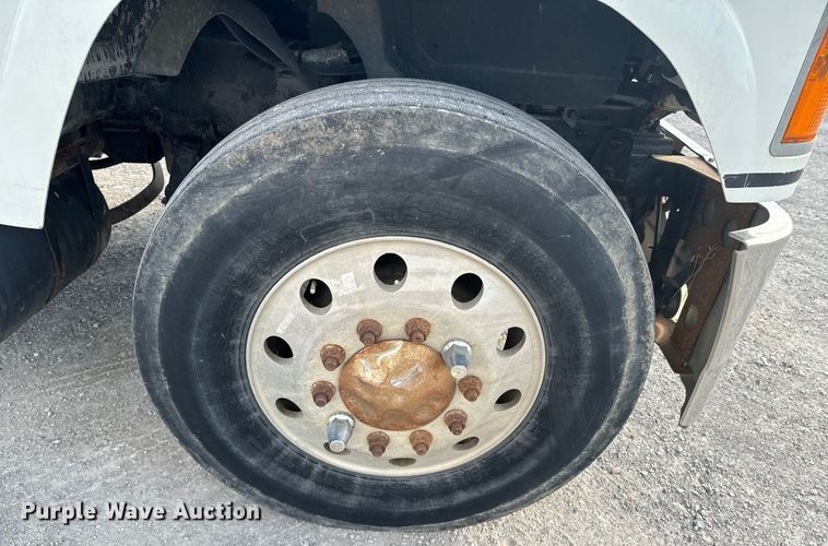 image for item ND9280 2006 Mack CHN613 semi truck