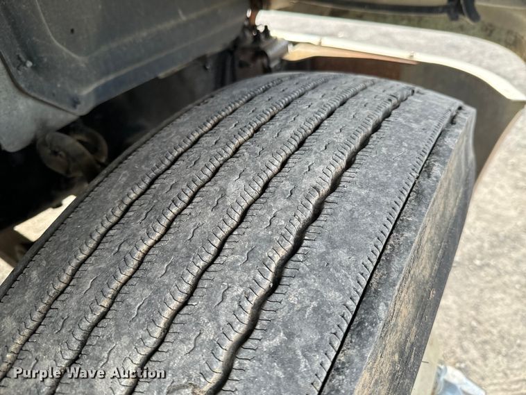 image for item ND9280 2006 Mack CHN613 semi truck