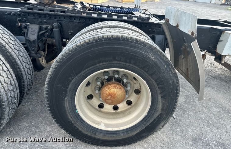 image for item ND9280 2006 Mack CHN613 semi truck