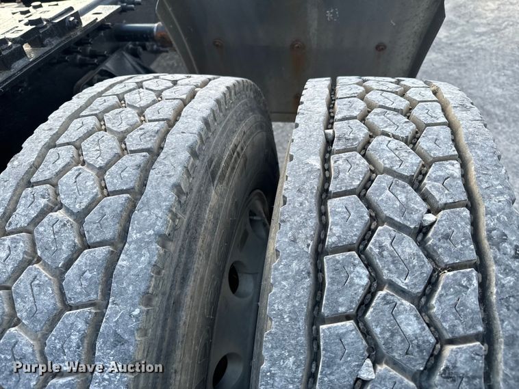 image for item ND9280 2006 Mack CHN613 semi truck