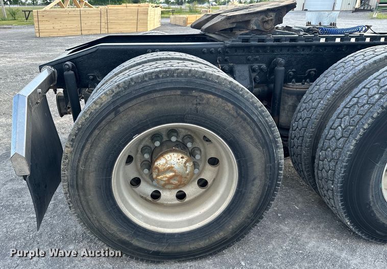 image for item ND9280 2006 Mack CHN613 semi truck