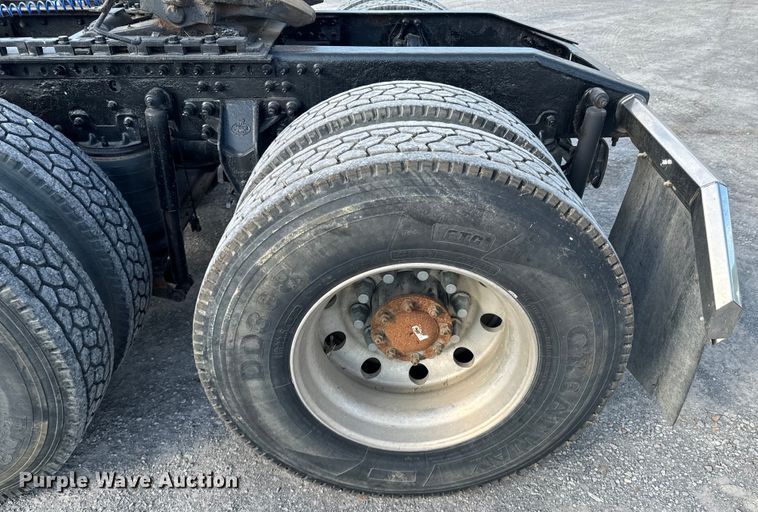 image for item ND9280 2006 Mack CHN613 semi truck