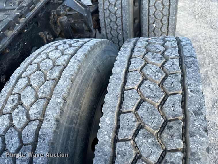 image for item ND9280 2006 Mack CHN613 semi truck