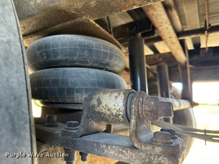 image for item NL9707 2002 Hyundai  V12530152AJS dry van trailer