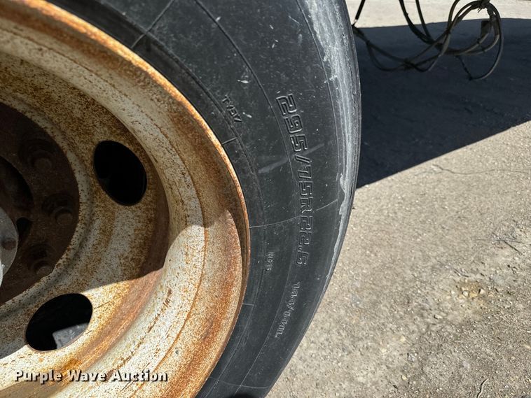 image for item NL9707 2002 Hyundai  V12530152AJS dry van trailer