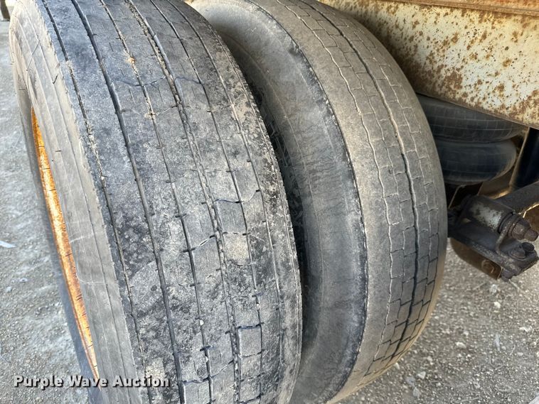 image for item NL9707 2002 Hyundai  V12530152AJS dry van trailer