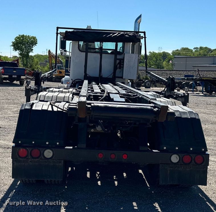 image for item NT9173 2011 Peterbilt  367 roll-off container truck