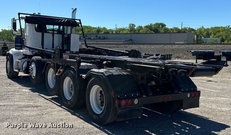 image for item NT9173 2011 Peterbilt  367 roll-off container truck