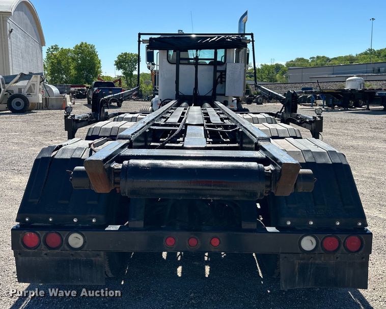 image for item NT9173 2011 Peterbilt  367 roll-off container truck