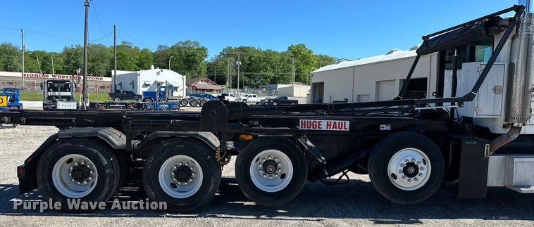 image for item NT9173 2011 Peterbilt  367 roll-off container truck