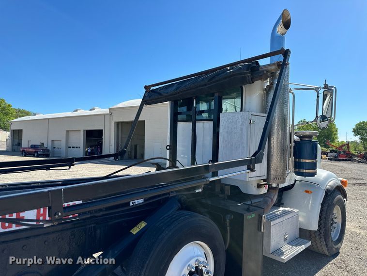 image for item NT9173 2011 Peterbilt  367 roll-off container truck