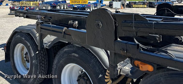 image for item NT9173 2011 Peterbilt  367 roll-off container truck