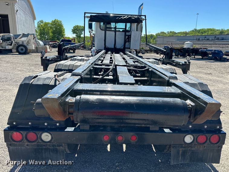 image for item NT9173 2011 Peterbilt  367 roll-off container truck