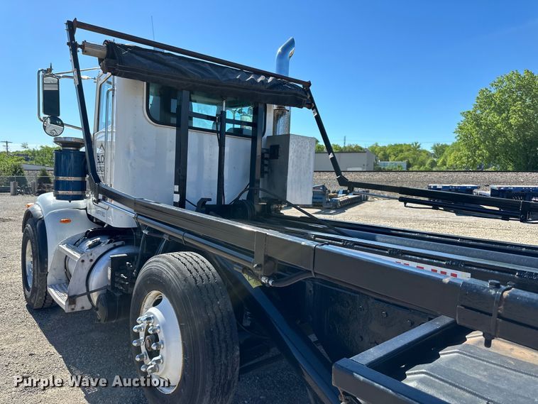 image for item NT9173 2011 Peterbilt  367 roll-off container truck