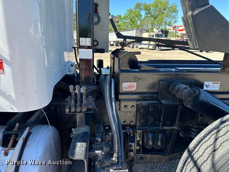 image for item NT9173 2011 Peterbilt  367 roll-off container truck