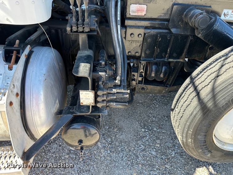 image for item NT9173 2011 Peterbilt  367 roll-off container truck