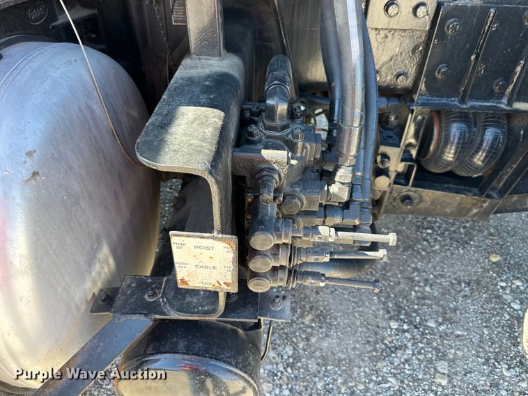 image for item NT9173 2011 Peterbilt  367 roll-off container truck