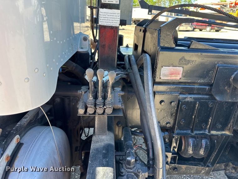 image for item NT9173 2011 Peterbilt  367 roll-off container truck