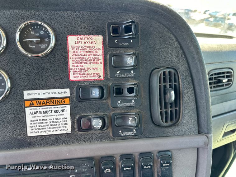 image for item NT9173 2011 Peterbilt  367 roll-off container truck