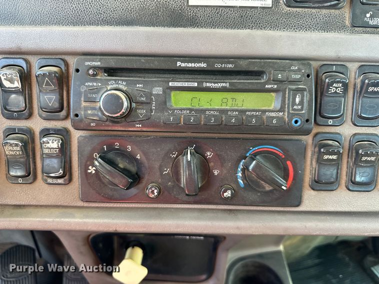 image for item NT9173 2011 Peterbilt  367 roll-off container truck