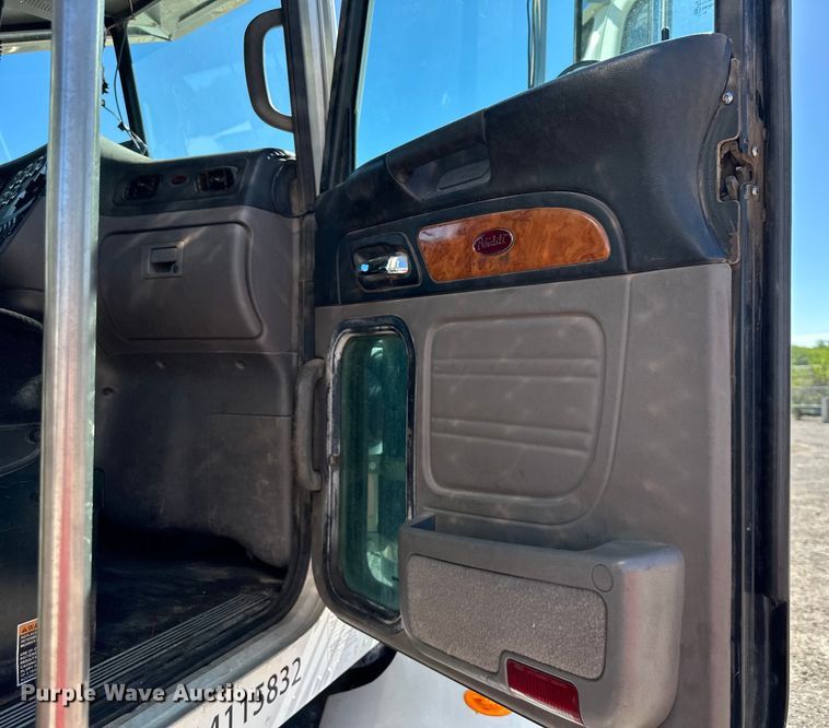 image for item NT9173 2011 Peterbilt  367 roll-off container truck