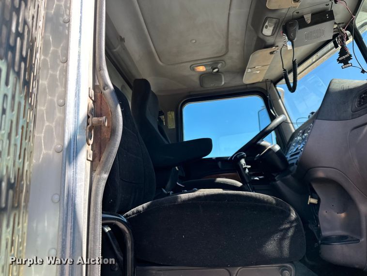 image for item NT9173 2011 Peterbilt  367 roll-off container truck