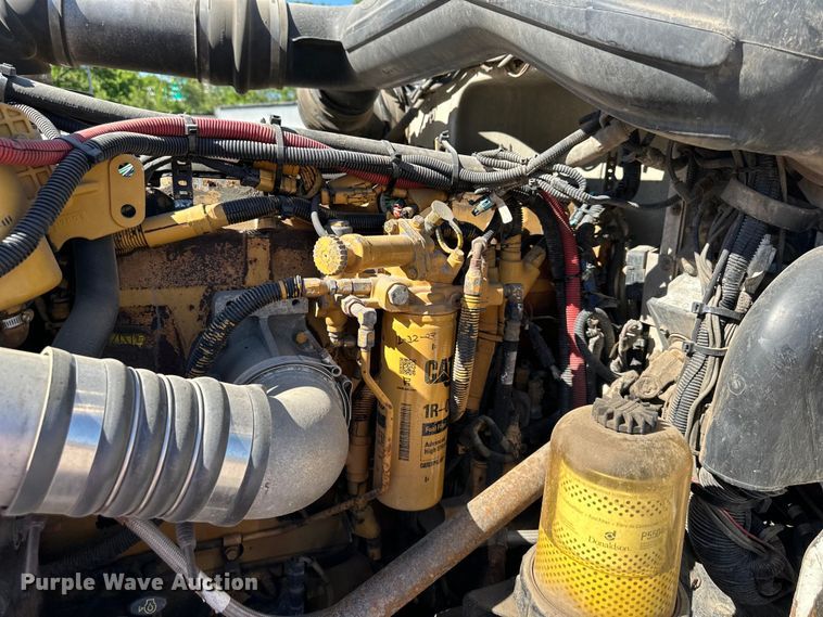 image for item NT9173 2011 Peterbilt  367 roll-off container truck