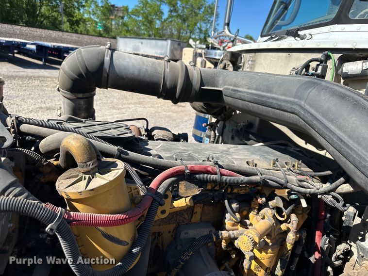 image for item NT9173 2011 Peterbilt  367 roll-off container truck