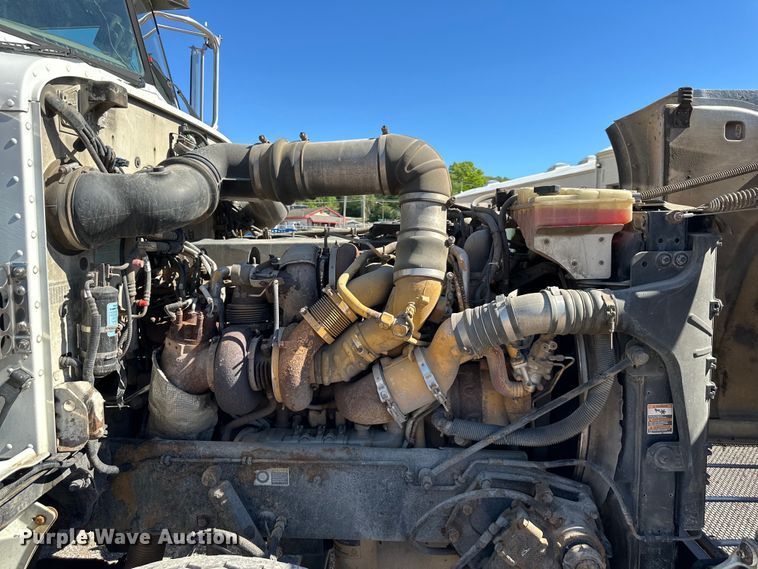 image for item NT9173 2011 Peterbilt  367 roll-off container truck