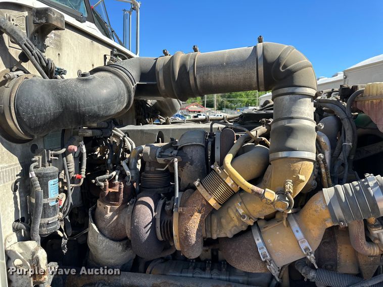 image for item NT9173 2011 Peterbilt  367 roll-off container truck