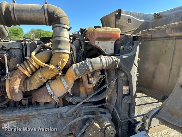 image for item NT9173 2011 Peterbilt  367 roll-off container truck