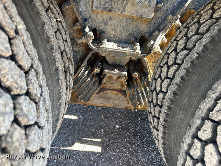 image for item NT9173 2011 Peterbilt  367 roll-off container truck