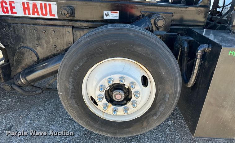 image for item NT9173 2011 Peterbilt  367 roll-off container truck