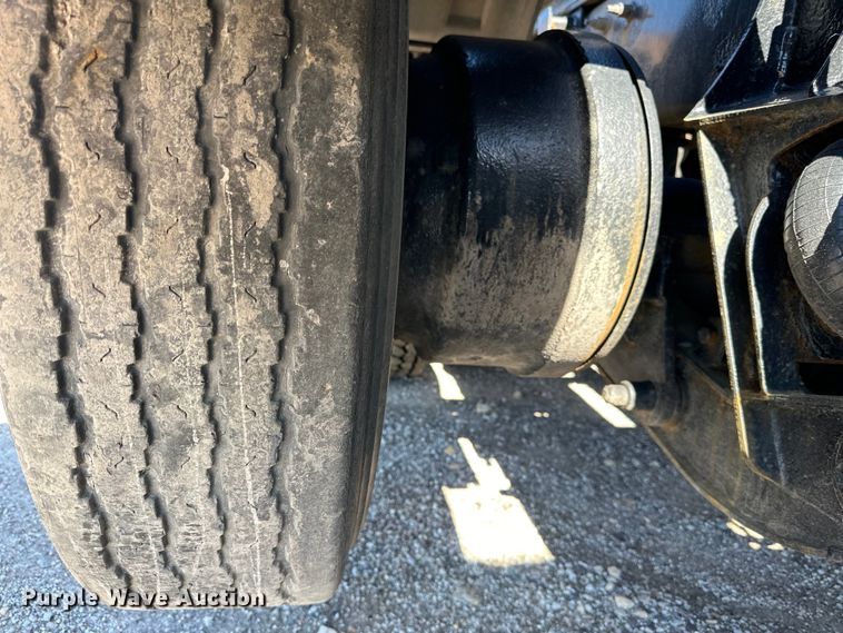 image for item NT9173 2011 Peterbilt  367 roll-off container truck