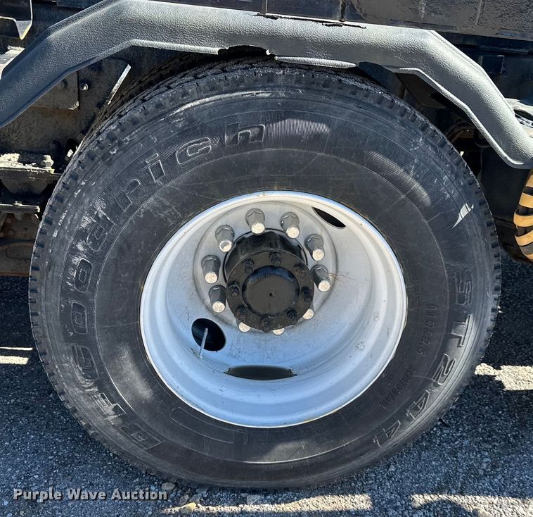 image for item NT9173 2011 Peterbilt  367 roll-off container truck