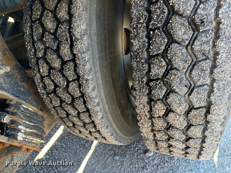 image for item NT9173 2011 Peterbilt  367 roll-off container truck