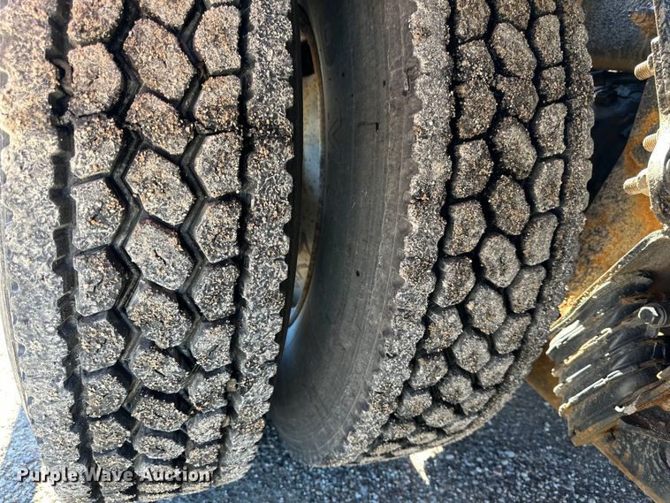 image for item NT9173 2011 Peterbilt  367 roll-off container truck