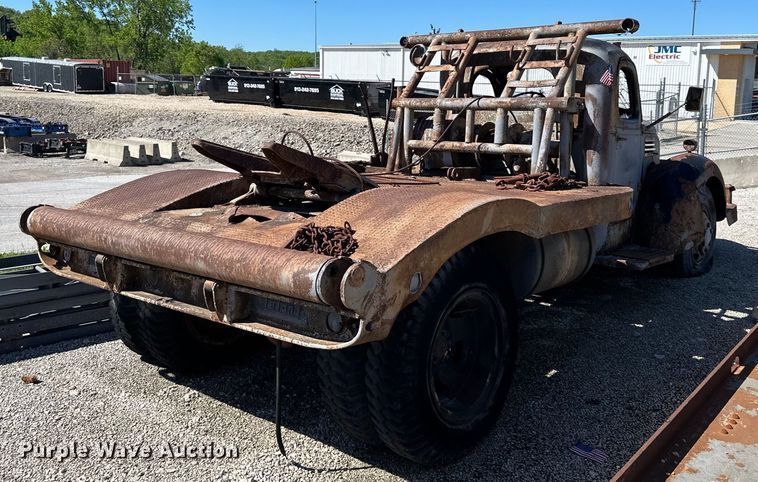 image for item NT9176 International Harvester T86-250 winch truck