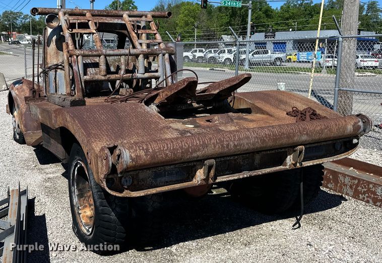 image for item NT9176 International Harvester T86-250 winch truck