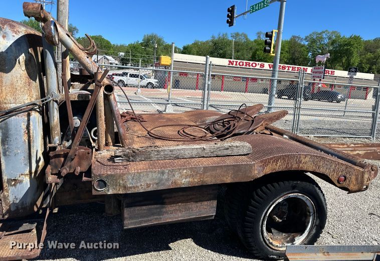 image for item NT9176 International Harvester T86-250 winch truck