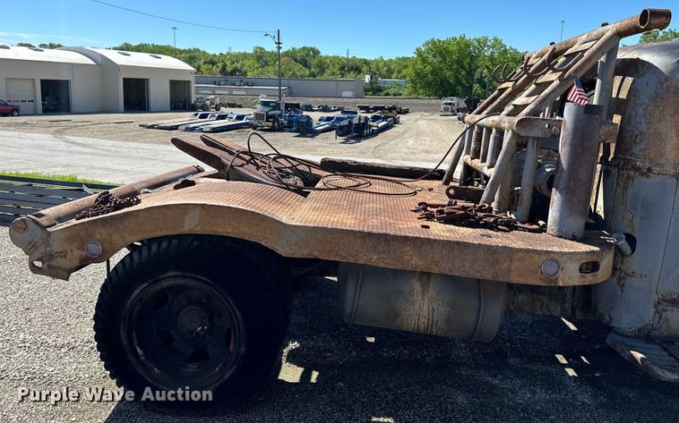 image for item NT9176 International Harvester T86-250 winch truck